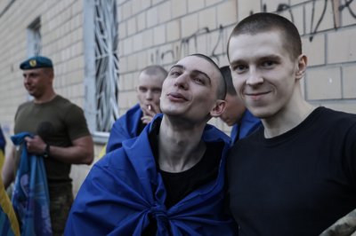 Україна та Росія провели найбільший обмін полоненими Україна та Росія провели найбільший обмін полоненими