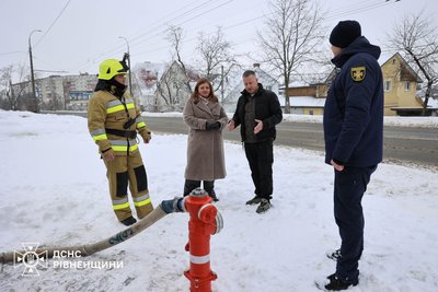 встановлюють перші гідранти встановлюють перші гідранти