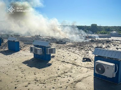 Горіло підприємство харчової промисловості, є загиблі і травмовані: росіяни атакували Київщину Горіло підприємство харчової промисловості, є загиблі і травмовані: росіяни атакували Київщину