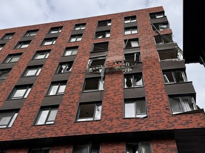 "Бігли роздягнені на парковку" — мешканка багатоповерхівки у Дніпрі, куди влучив дрон РФ