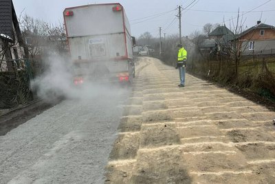 У селі біля Львова триває ремонт вулиці з використанням німецької технології У селі біля Львова триває ремонт вулиці з використанням німецької технології