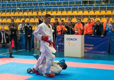 Школярка з Мелітополя в Тернополі продає свої картини, щоб допомогти ЗСУ Школярка з Мелітополя в Тернополі продає свої картини, щоб допомогти ЗСУ