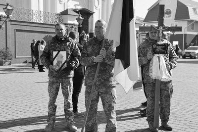 У Луцьку провели в останню дорогу 42-річного військового сапера Юрія Криворучка У Луцьку провели в останню дорогу 42-річного військового сапера Юрія Криворучка