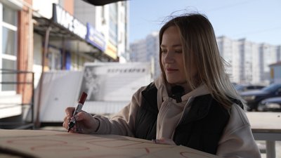 "Зупинись та вшануй пам’ять": у Чернігові містяни виходять на акцію та просять дотриматися хвилини мовчання "Зупинись та вшануй пам’ять": у Чернігові містяни виходять на акцію та просять дотриматися хвилини мовчання