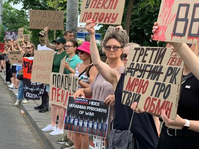 "Байдужість вбиває": в Києві пройшла акція на підтримку військовополонених "Байдужість вбиває": в Києві пройшла акція на підтримку військовополонених