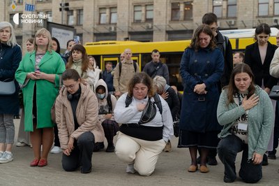 На Хрещатику зупинили рух, щоб вшанувати пам'ять загиблих військових На Хрещатику зупинили рух, щоб вшанувати пам'ять загиблих військових