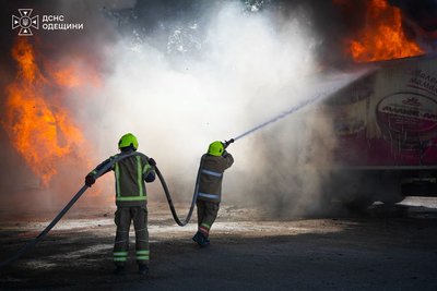 РФ завдала подвійного удару по складах на Одещині: двоє поранених РФ завдала подвійного удару по складах на Одещині: двоє поранених