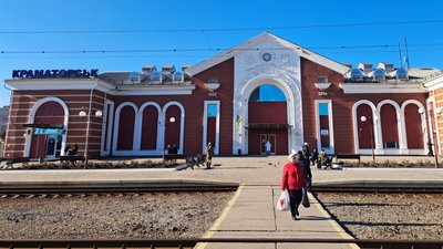 На Донеччині скасували поїзди: до яких станцій можна буде доїхати автобусом і як реагують місцеві На Донеччині скасували поїзди: до яких станцій можна буде доїхати автобусом і як реагують місцеві