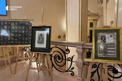 В Одесі на аукціоні продавали рукавиці Усика, гітару Вакарчука та автограф Буданова заради переселенців і ЗСУ В Одесі на аукціоні продавали рукавиці Усика, гітару Вакарчука та автограф Буданова заради переселенців і ЗСУ