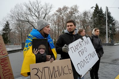 У День Збройних сил у центрі Харкова полеглих військових вшанували хвилиною мовчання, 6 грудня У День Збройних сил у центрі Харкова полеглих військових вшанували хвилиною мовчання, 6 грудня