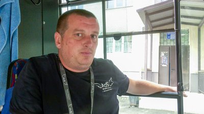 Евакуація Торецька громада Торецьк люди волонтери допомога благодійний фонд "Янголи Спасіння" водій автобуса благодійного фонду "Янголи Спасіння" Віталій Донецька область Евакуація Торецька громада Торецьк люди волонтери допомога благодійний фонд "Янголи Спасіння" водій автобуса благодійного фонду "Янголи Спасіння" Віталій Донецька область