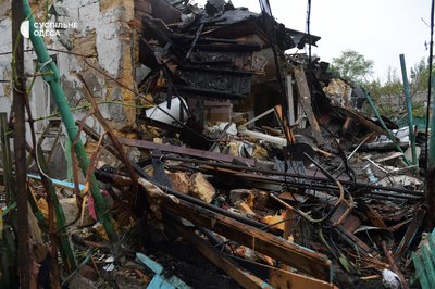 "Якби я там лежала, то мене б вже не було": РФ ударила по житловим будинкам Одеси в ніч на 1 червня "Якби я там лежала, то мене б вже не було": РФ ударила по житловим будинкам Одеси в ніч на 1 червня