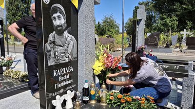 "Ці люди за вас загинули": у Черкасах відбувся автопробіг пам'яті іноземного добровольця "Ці люди за вас загинули": у Черкасах відбувся автопробіг пам'яті іноземного добровольця