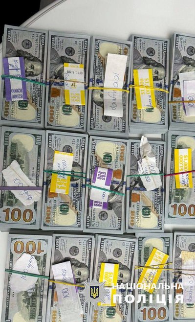 Друкували "консульські посвідчення" за гроші: на Київщині викрили схему переправлення ухилянтів за кордон Друкували "консульські посвідчення" за гроші: на Київщині викрили схему переправлення ухилянтів за кордон