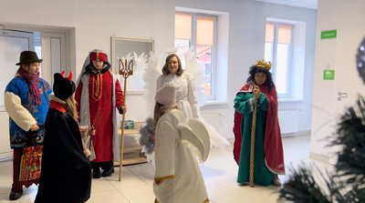 На Рівненщині збирали гроші для військових у вертепі з колядою На Рівненщині збирали гроші для військових у вертепі з колядою