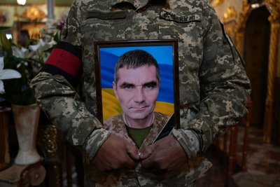 “Він був у самому пеклі”: у Сумах попрощалися з захисником Сергієм Савенком “Він був у самому пеклі”: у Сумах попрощалися з захисником Сергієм Савенком