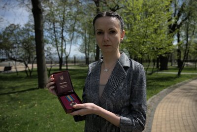 Валерія Нава тримає орден третього ступеня За мужність загиблого чоловіка Андрія Суботіна Валерія Нава тримає орден третього ступеня За мужність загиблого чоловіка Андрія Суботіна