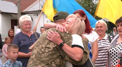 Звільненого з полону госпітальєра Юрія Яков'юка зустріли у селищі Клевань на Рівненщині