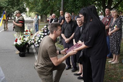 В Ужгороді попрощалися з полеглим військовослужбовцем Сергієм Постельняком В Ужгороді попрощалися з полеглим військовослужбовцем Сергієм Постельняком