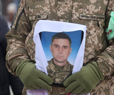 На Черкащині попрощалися з полеглим на Донеччині захисником На Черкащині попрощалися з полеглим на Донеччині захисником