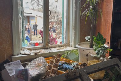 Розбите вікно через удар дрона в Новобаварському районі Харкова Розбите вікно через удар дрона в Новобаварському районі Харкова