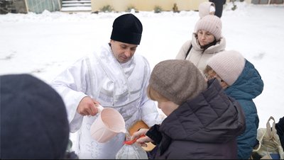 Освячували воду та пірнали в ополонку: як черкасці відзначили Водохреще Освячували воду та пірнали в ополонку: як черкасці відзначили Водохреще
