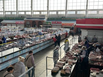 Сало до 450 гривень за кілограм: скільки коштує м’ясо на Житньому ринку в Житомирі Сало до 450 гривень за кілограм: скільки коштує м’ясо на Житньому ринку в Житомирі