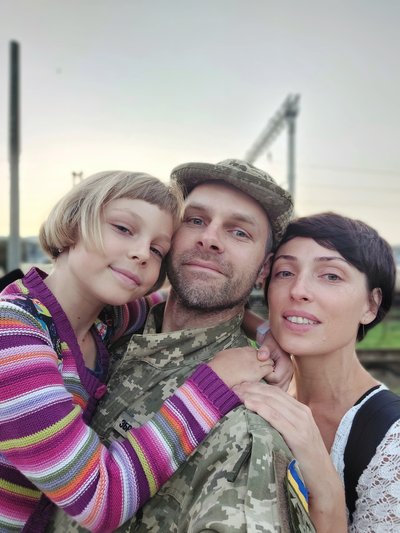 Ольга Бірзул із чоловіком Віктором Ониськом та їхньою донькою Ольга Бірзул із чоловіком Віктором Ониськом та їхньою донькою