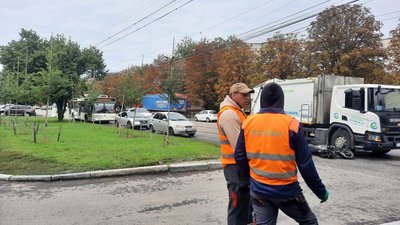 У Кропивницькому зіткнулися сміттєвоз і мотоцикл: травмувався 18-річний хлопець У Кропивницькому зіткнулися сміттєвоз і мотоцикл: травмувався 18-річний хлопець