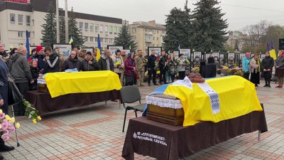 У Рівному попрощались з військовими Миколою Гудзалом, Андрієм Марком та Анатолієм Шевчуком У Рівному попрощались з військовими Миколою Гудзалом, Андрієм Марком та Анатолієм Шевчуком
