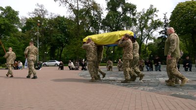 "Він хотів, щоб у нашої країни було гідне майбутнє": на Чернігівщині попрощалися із військовим Дмитром Денисенком "Він хотів, щоб у нашої країни було гідне майбутнє": на Чернігівщині попрощалися із військовим Дмитром Денисенком