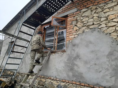 Пошкоджені вікна закриватимуть плівкою чи фанерою, 31 січня 2025, Хмельниччина Пошкоджені вікна закриватимуть плівкою чи фанерою, 31 січня 2025, Хмельниччина