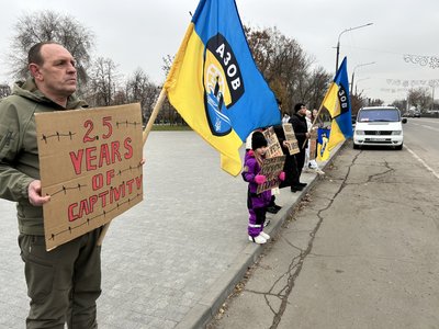 "Їх катують, медикаменти не дають". У Павлограді на Дніпропетровщині провели акцію на підтримку військовополонених "Їх катують, медикаменти не дають". У Павлограді на Дніпропетровщині провели акцію на підтримку військовополонених