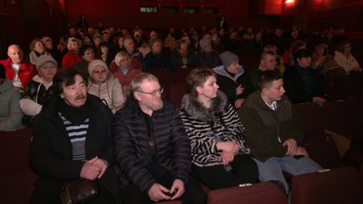 Глядачі під час перегляду фільму "Коли співають мертві…" Глядачі під час перегляду фільму "Коли співають мертві…"