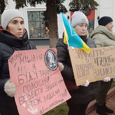 "Кожного ранку просинаємося і їдемо шукати тата":У Хмельницькому відбулась 122 акція "Поверніть Героїв з полону" "Кожного ранку просинаємося і їдемо шукати тата":У Хмельницькому відбулась 122 акція "Поверніть Героїв з полону"