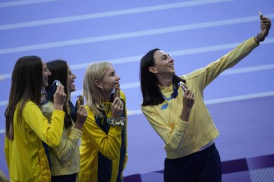 Ірина Геращенко робить селфі під час церемонії нагородження Олімпіади-2024 Ірина Геращенко робить селфі під час церемонії нагородження Олімпіади-2024