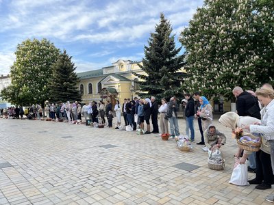 Великдень: кияни освячують паски Михайлівському соборі Великдень: кияни освячують паски Михайлівському соборі