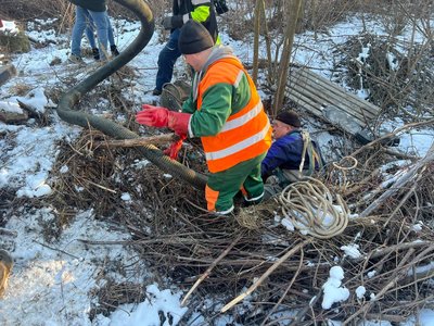 Працівники "Чернівціводоканалу" працюють у колекторі, щоб від'єднати Лужанський спиртзавод від каналізаційних мереж Працівники "Чернівціводоканалу" працюють у колекторі, щоб від'єднати Лужанський спиртзавод від каналізаційних мереж