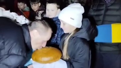 Звільненого з полону Вадима Сидорчука зустріли в селі Довгошиї на Рівненщині Звільненого з полону Вадима Сидорчука зустріли в селі Довгошиї на Рівненщині