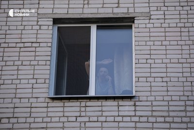Звільнений з російського полону Анатолій, якому передав слухавку поліцейський, махає тітці Людмилі з вікна лікарні Звільнений з російського полону Анатолій, якому передав слухавку поліцейський, махає тітці Людмилі з вікна лікарні