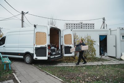 Чоловік переносить речі з модульного будинку в автомобіль, 3 листопада 2025 Чоловік переносить речі з модульного будинку в автомобіль, 3 листопада 2025