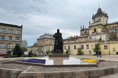 Квіти біля пам'ятника митрополиту Шептицькому Квіти біля пам'ятника митрополиту Шептицькому
