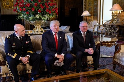 Дональд Трамп з генералами США Гербертом Макмастером (ліворуч) та Кітом Келлогом 20 лютого 2017 року Дональд Трамп з генералами США Гербертом Макмастером (ліворуч) та Кітом Келлогом 20 лютого 2017 року