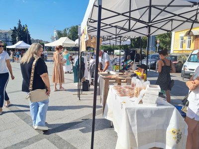 Місцеві виробники презентують свою продукцію на ярмарку "Вироблено в Житомирі" Місцеві виробники презентують свою продукцію на ярмарку "Вироблено в Житомирі"