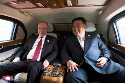 Російський лідер Володимир Путін та лідер Північної Кореї Кім Чен Ин в автомобілі під час свого візиту до Пекіна, Китай, 3 вересня 2025 року Російський лідер Володимир Путін та лідер Північної Кореї Кім Чен Ин в автомобілі під час свого візиту до Пекіна, Китай, 3 вересня 2025 року