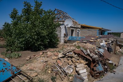 "З тростинкою все тут прибираю та лагоджу". Жителька Білогірки на Херсонщині самотужки відновлює побите житло "З тростинкою все тут прибираю та лагоджу". Жителька Білогірки на Херсонщині самотужки відновлює побите житло