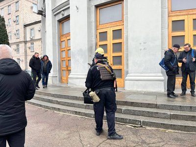 Депутатів евакуювали: у Черкасах "замінували" обласну раду Депутатів евакуювали: у Черкасах "замінували" обласну раду