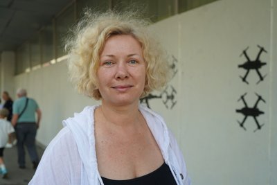 Жінка в центрі Харкова в місці, де створюють графіті Жінка в центрі Харкова в місці, де створюють графіті