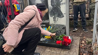 Покладання квітів на могилу учасника битва під Крутами Покладання квітів на могилу учасника битва під Крутами