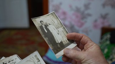98-річний Іван Мельник тримає світлину 98-річний Іван Мельник тримає світлину
